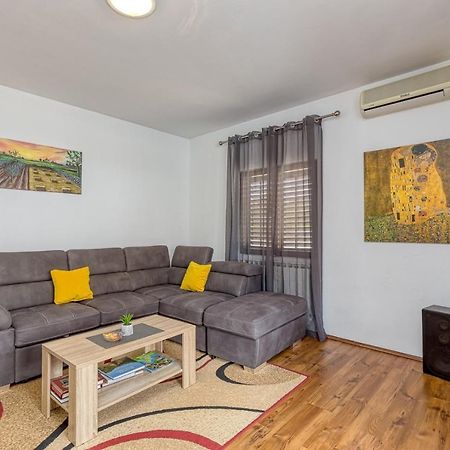 Apartamento Emanuela With Private Pool Loborika Exterior foto