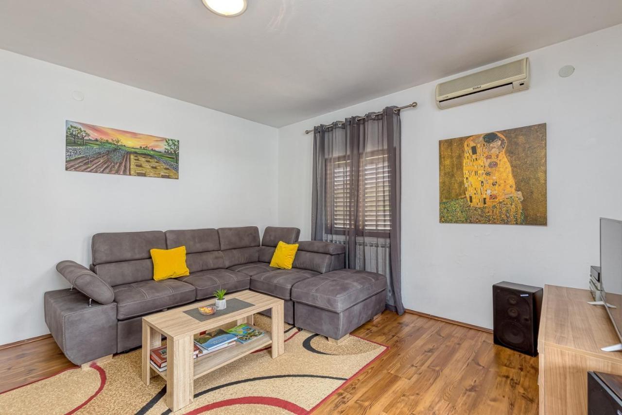 Apartamento Emanuela With Private Pool Loborika Exterior foto