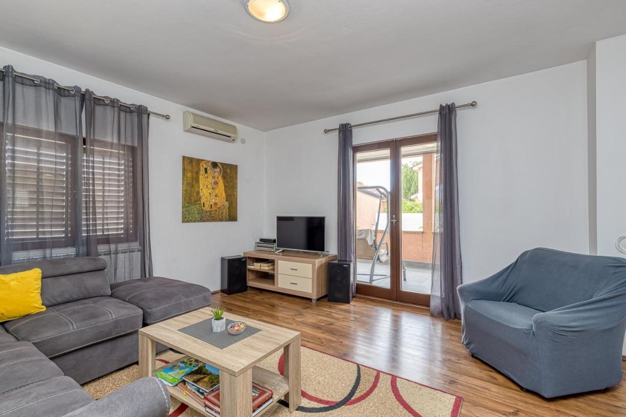 Apartamento Emanuela With Private Pool Loborika Exterior foto